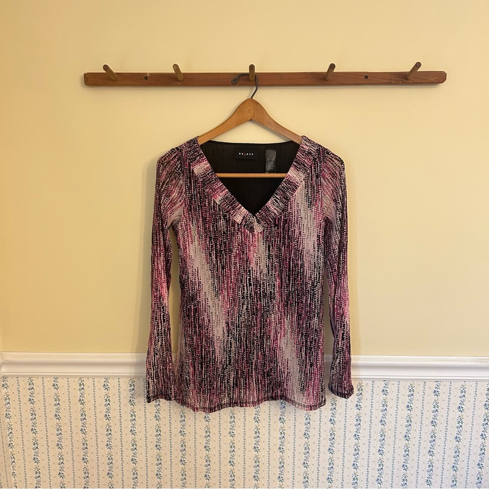 Access Patterned V-Neck Top